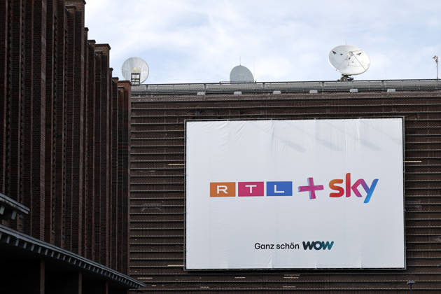 A poster near the headquarters of the TV station RTL on Picassoplatz in Cologne Deutz announces the merger of RTL and Sky RTL is in a crisis of quota pressure and strong streaming competition With the purchase of Sky Deutschland on June 1, 2026 for at least 150 million euros, the Cologne-based broadcaster is planning a liberating blow Theme image, symbolic image C Copyright: xChristophxHardtx