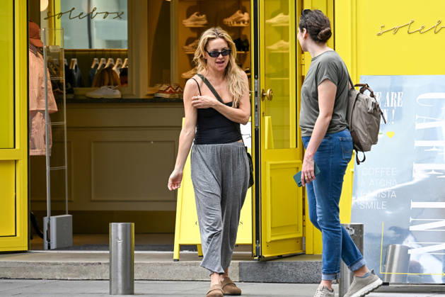 Exclusive Kate Hudson strolls around Paris, France, in a casual outfit with friends on April 28, 2026 Bestimage Exclusive Kate Hudson strolls around Paris, France, in a casual outfit with friends on April 28, 2026 Paris France  Copyright: xAgencex xBestimagexAgencex xBestimagex