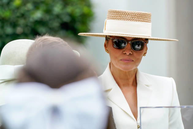 April 28, 2026, Washington, District Of Columbia, USA: First Lady MELANIA TRUMP and Queen Camilla participated in an educational event with students at the White House Tennis Pavilion, as part of the UK royals visit to the U.S. Washington USA  - ZUMAs152 20260428_faa_s152_132 Copyright: xMaxinexWallacex-xPoolxviaxCNPx