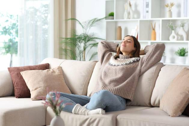 Relaxed woman in winter enjoying free time sitting on a sofa at home model released Symbolfoto Copyright: xAntonioGuillem_1x Panthermedia101003966.jpg