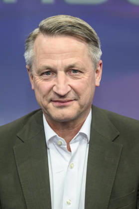 v l Nikolaus Blome Head of Politics RTL ntv , GER, Berlin, Studio, guest on Maischberger, political talk show, TV, format, with presenter Sandra Maischberger, Das Erste, from Adlershof Am Studio 20, April 29, 2026, Copyright: HMBxMedia UwexKoch