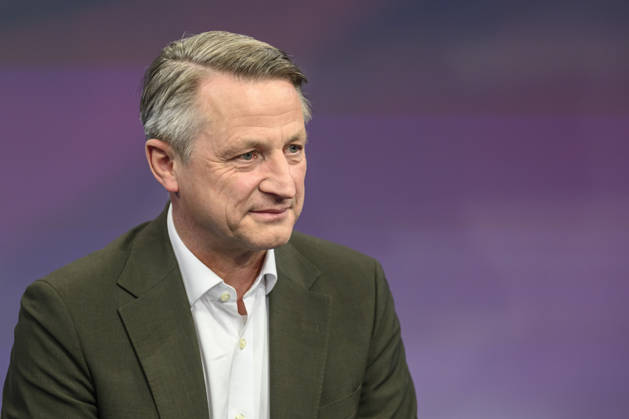 v l Nikolaus Blome Head of Politics RTL ntv , GER, Berlin, Studio, guest on Maischberger, political talk show, TV, format, with presenter Sandra Maischberger, Das Erste, from Adlershof Am Studio 20, April 29, 2026, Copyright: HMBxMedia UwexKoch