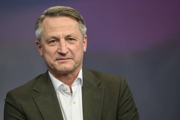 v l Nikolaus Blome Head of Politics RTL ntv , GER, Berlin, Studio, guest on Maischberger, political talk show, TV, format, with presenter Sandra Maischberger, Das Erste, from Adlershof Am Studio 20, April 29, 2026, Copyright: HMBxMedia UwexKoch