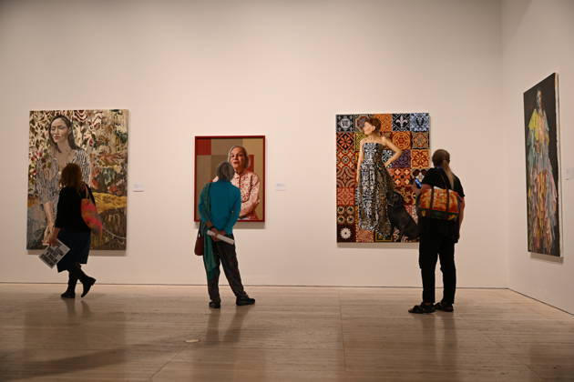 ARCHIBALD PACKING ROOM PRIZE, Patrons look at the finalists of the 2026 Archibald Prize at the Art Gallery of New South Wales in Sydney, Thursday, April 30, 2026. Artist Sean Layh was announced as winner of the Packing Room Prize. ( NO ARCHIVING Sydney New South Wales Australia  Copyright: xDEANxLEWINSx 20260430139338266495
