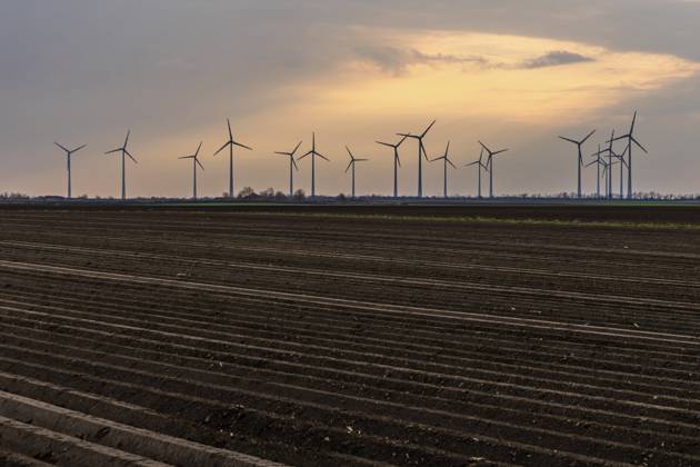 Morgenlicht und Wolkenstimmung, Ackerfläche und Windräder in einem Windpark, bei Frauenkirchen, Nationalpark Seewinkel, Burgenland, Österreich Morning light and cloud atmosphere, arable land and wind turbines in a wind farm, near Frauenkirchen, Seewinkel National Park, Burgenland, Austria Copyright: imageBROKER Karl-HeinzxSchein ibxksc17191699.jpg