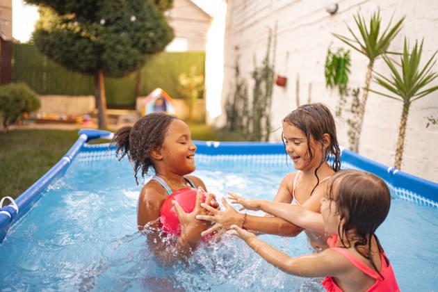 Drei Kinder, die in einem Swimmingpool im Garten mit einem Ball spielen Drei Kinder, die in einem Swimmingpool im Garten mit einem Ball spielen (License=RF) ,model released, Symbolfoto Copyright: xZoonar.com JelenaxCvetkovicx 24965079 ,model released, Symbolfoto ,property released