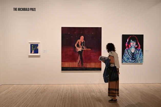 ARCHIBALD PACKING ROOM PRIZE, Patrons look at the finalists of the 2026 Archibald Prize at the Art Gallery of New South Wales in Sydney, Thursday, April 30, 2026. Artist Sean Layh was announced as winner of the Packing Room Prize. ( NO ARCHIVING Sydney New South Wales Australia  Copyright: xDEANxLEWINSx 20260430191843573282