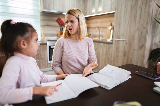 Die Mutter hilft ihrer Tochter bei den Hausaufgaben, während sie am Küchentisch sitzt und frustriert ist Frustrated mother guides her daughter through assignments at home. (License=RF) ,model released, Symbolfoto Copyright: xZoonar.com JelenaxCvetkovicx 24970631 ,model released, Symbolfoto ,property released