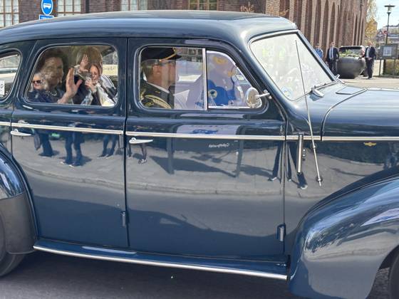 King Carl Gustaf and Queen Silvia travel in a 1946 Volvo PV60 on their way to the luncheon at Stockholm City Hall as part of the celebration of King Carl Gustafs 80th birthday Photo Gabriella Bruske TT code 11554 x11554x  Copyright: xGabriellaxBruske TTx KUNGEN 80 AR ÖVERFLYGNING OCH SANGARHYLLNING bNeyhtcjpBA