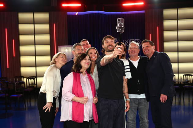 Presenter Susan Link, presenter Micky Beisenherz, actress Eva Mattes, comedian Jerry Vsan, presenter Eva Brenner, cyclist Jan Ullrich, sports presenter Katrin Müller Hohenstein, cyclist Rick Zabel and doctor Dietrich Grönemeyer as guests on the WDR talk show Kölner Treff and Rick Zabel takes a selfie