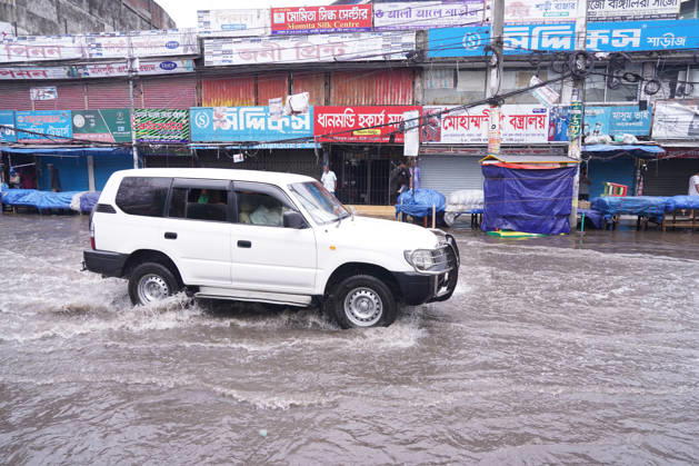 May 1, 2026, Dhaka, Dhaka, Bangladesh: DHAKA, BANGLADESH †May 1, 2026: After several hours of continuous rainfall, many small and major roads across the capital Dhaka were submerged, with water levels ranging from knee-deep to waist-deep in some areas. People forced to leave their homes for work faced severe difficulties, disrupting normal city life. Stray dogs and other animals were also left vulnerable in the flooded conditions. In many cases, clogged manholes filled with plastic waste and debris obstructed drainage systems, leading to widespread waterlogging. Dhaka Bangladesh - ZUMAk185 20260501_zip_k185_046 Copyright: xRubelxKarmakerx