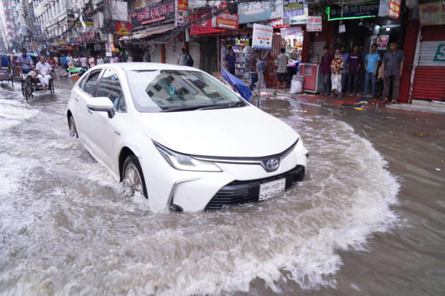 May 1, 2026, Dhaka, Dhaka, Bangladesh: DHAKA, BANGLADESH †May 1, 2026: After several hours of continuous rainfall, many small and major roads across the capital Dhaka were submerged, with water levels ranging from knee-deep to waist-deep in some areas. People forced to leave their homes for work faced severe difficulties, disrupting normal city life. Stray dogs and other animals were also left vulnerable in the flooded conditions. In many cases, clogged manholes filled with plastic waste and debris obstructed drainage systems, leading to widespread waterlogging. Dhaka Bangladesh - ZUMAk185 20260501_zip_k185_029 Copyright: xRubelxKarmakerx