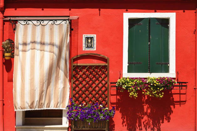 Italy, Veneto, Venice. Italy, Veneto, Burano Island, Colourful row of house facades. Venice Veneto Italy EDITORIAL USE ONLY Copyright: x xHughxRooneyx xEyexUbiquitousx HughxRooneyx euphotos041483