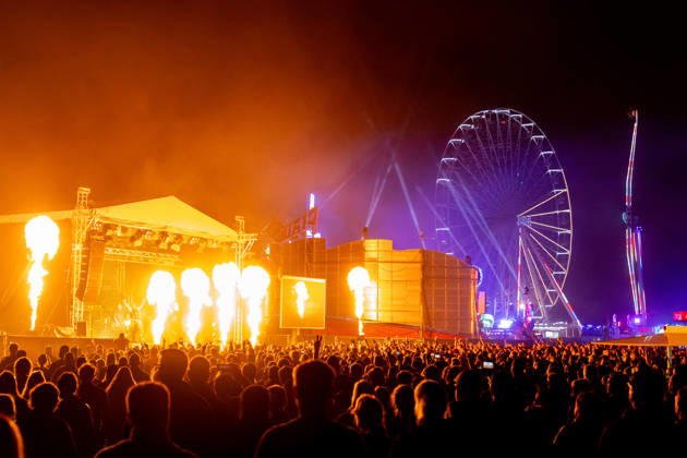 Rhein in Flammen in Bonn 01 05 26 Performance of the Rammstein tribute band Völkerball on Friday evening, May 1, 2026, at Rhein in Flammen in Bonns Rheinaue The band played in front of a large audience as part of the event program in the background you can see the Ferris wheel and rides of the festival area Bonn Gronau North Rhine-Westphalia Germany Copyright: xMarcxJohnx