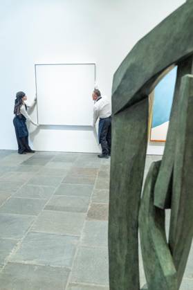 May 1, 2026, Bronx, New York, USA: Auction assistants pose with Agnes Martin s Untitled 10 seen with Shodo Flowing by Isamu Noguchi during May Marquee Modern & Contemporary Auctions press preview at Sotheby s The Breuer in New York, NY on May 1, 2026. Bronx USA - ZUMAr339 20260501_znp_r339_023 Copyright: xLevxRadinx