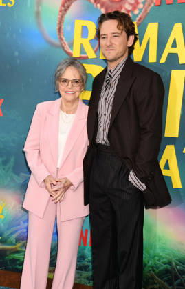 Los Angeles Premiere Of Netflix s Remarkably Bright Creatures - Arrivals LOS ANGELES, CALIFORNIA - APRIL 30: (L-R) Sally Field and Lewis Pullman attend the Los Angeles Premiere of Netflix s Remarkably Bright Creatures at the Netflix Tudum Theater on April 30, 2026 in Los Angeles, California., Credit:Jeffrey Mayer Avalon United States, CA, Los Angeles, Netflix Tudum Theater  Copyright: xJeffreyxMayerx xAvalonx 1095843299