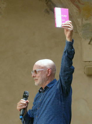Parma, May 1, 2026. European premiere of Brian Eno s exhibition My Light Years at the Ospedale Vecchio. Pictured is Brian Eno showing his book What Art Does after the lecture he gave at the Casa della Musica.  Copyright: xRobertoxBrancolinix xipa-agency.netx xRobertoxBrancolini Ipax IPA_Agency_IPA74383070