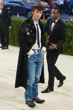 South African singer and actor Troye Sivan poses on the white carpet at the Met Gala in New York, United States, 04 May 2026. The White Carpet at the 2026 Met Gala !ACHTUNG: NUR REDAKTIONELLE NUTZUNG!  Copyright: xOctavioxGuzmánx AME9438 20260505-55020181894_1
