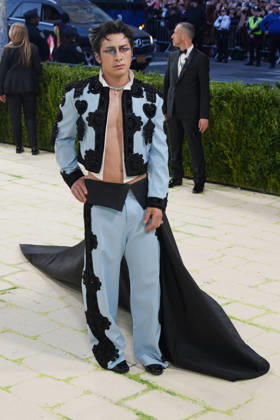 Canadian actor Hudson Williams poses on the white carpet at the Met Gala in New York, United States, 04 May 2026. The White Carpet at the 2026 Met Gala !ACHTUNG: NUR REDAKTIONELLE NUTZUNG!  Copyright: xOctavioxGuzmánx AME9385 20260505-55020181926_1