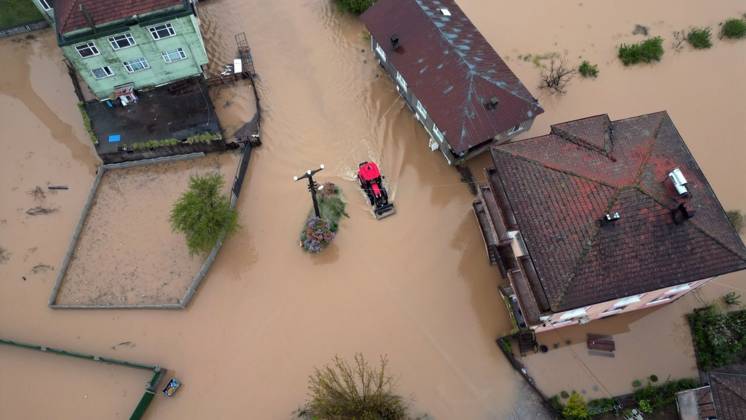 Heavy rain causes flooding in Turkiye s Sakarya SAKARYA, TURKIYE - MAY 5: An aerial view of flooded streets after water flow from the reservoir’s floodplain due to heavy rain at Daricayiri neighborhood in Karasu district of Sakarya, Turkiye on May 5, 2026. Basements of some homes, and agricultural fields, were flooded, and pools of water formed in the school and mosque courtyards. Osman Nevtan Angun Anadolu Sakarya Turkey. Editorial use only. Please get in touch for any other usage.  Copyright: x2026xAnadoluxOsmanxNevtanxAngunx