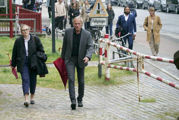 CNTV BLOCK Gerhard Delling TV presenter with defense lawyer Paula Wlodarek in the background Christina Block entrepreneur with her defense lawyer Ingo Bott on 05 05 2026 in Hamburg The defendants and defense lawyers arrive as usual on foot on the street for the 49th day of the trial for alleged child abduction at the Ha
