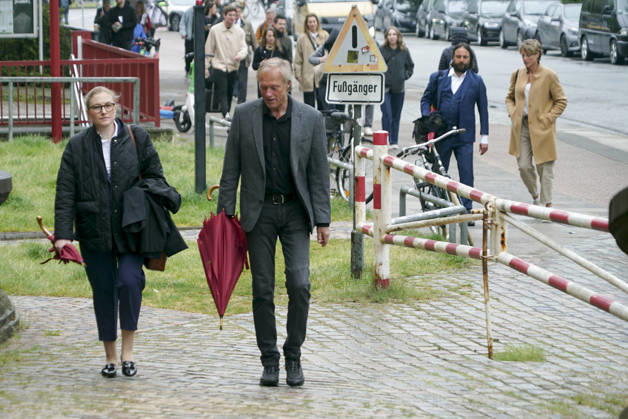 CNTV BLOCK Gerhard Delling TV presenter with defense lawyer Paula Wlodarek in the background Christina Block entrepreneur with her defense lawyer Ingo Bott on 05 05 2026 in Hamburg The defendants and defense lawyers arrive as usual on foot on the street for the 49th day of the trial for alleged child abduction at the Ha