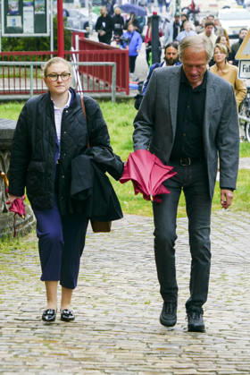 CNTV BLOCK- Gerhard Delling TV Moderator mit Verteidigerin Paula Wlodarek am 05.05.2026 in Hamburg Die Angeklagten und Verteidiger kommen wie immer zu Fuss auf der Strasse zum 49.Verhandlungstag beim Prozess wegen mutmasslicher Kindesentfuehrung im Landgericht Hamburg Strafjustizgebaeude Entfuehrungsfall der Block Kinder Hamburg Deutschland