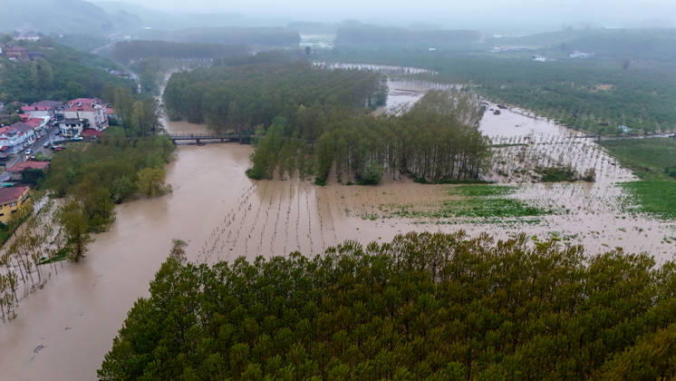 Heavy rain causes flooding in Turkiye s Sakarya SAKARYA, TURKIYE - MAY 4: An aerial view of flooded agricultural land and residential areas after the Melen River overflowed due to heavy rainfall in Sakarya, Turkiye, on May 4, 2026. Basements of some homes and nearby fields were inundated, while standing water also accumulated in school and mosque courtyards. Davut Genc Anadolu Sakarya Turkey. Editorial use only. Please get in touch for any other usage.  Copyright: x2026xAnadoluxDavutxGencx