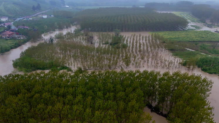 Heavy rain causes flooding in Turkiye s Sakarya SAKARYA, TURKIYE - MAY 4: An aerial view of flooded agricultural land and residential areas after the Melen River overflowed due to heavy rainfall in Sakarya, Turkiye, on May 4, 2026. Basements of some homes and nearby fields were inundated, while standing water also accumulated in school and mosque courtyards. Davut Genc Anadolu Sakarya Turkey. Editorial use only. Please get in touch for any other usage.  Copyright: x2026xAnadoluxDavutxGencx