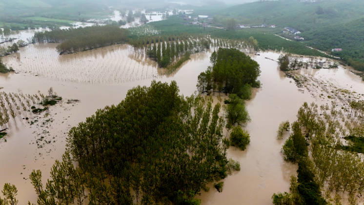 Heavy rain causes flooding in Turkiye s Sakarya SAKARYA, TURKIYE - MAY 4: An aerial view of flooded agricultural land and residential areas after the Melen River overflowed due to heavy rainfall in Sakarya, Turkiye, on May 4, 2026. Basements of some homes and nearby fields were inundated, while standing water also accumulated in school and mosque courtyards. Davut Genc Anadolu Sakarya Turkey. Editorial use only. Please get in touch for any other usage.  Copyright: x2026xAnadoluxDavutxGencx