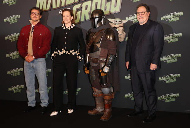 The Mandalorian and Grogu eÌveÌnement speÌcial fans au Grand Rex Ã Paris Pedro Pascal, Sigourney Weaver, le Mandalorian, le Grogu et Jon Favreau The Mandalorian and Grogu eÌveÌnement speÌcial fans au Grand Rex Ã Paris, le 5 mai 2026. Pedro Pascal, Sigourney Weaver and Jon Favreau at the The Mandalorian and Grogu fans special events at the Grand Rex theatre in Paris on may 5th 2026.  Copyright: xFabricexChasseryx