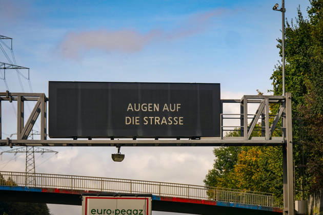 Germany, Europe, freeway, road safety, road traffic, LED display board, traffic guidance system, warning sign, eyes on the road, distracted driving, smartphone at the wheel, traffic control, prevention campaign, road safety education, mobility, infrastructure, travel, Copyright: xJOERANxSTEINSIEKx