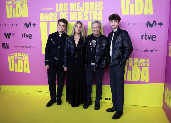 Hombres G premiere their film, Los mejores anos de nuestra vida Rafael Munoz and his family during the premiere of the film Los mejores anos de nuestra vida , on May 7, 2026, in Madrid Spain It is an intimate and emotional portrait of Hombres G, a band that marked several generations and is still as relevant as in its beginnings Through unpublished material and a contemporary look, the documentary celebrates 40 years of friendship, music and inexhaustible energy 07 MAY 2026 Madrid Madrid Spain  Copyright: xJosexVelascox 7507221