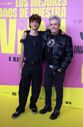 Hombres G premiere their film, Los mejores anos de nuestra vida Rafael Munoz and his family during the premiere of the film Los mejores anos de nuestra vida , on May 7, 2026, in Madrid Spain It is an intimate and emotional portrait of Hombres G, a band that marked several generations and is still as relevant as in its beginnings Through unpublished material and a contemporary look, the documentary celebrates 40 years of friendship, music and inexhaustible energy 07 MAY 2026 Madrid Madrid Spain  Copyright: xJosexVelascox 7507226