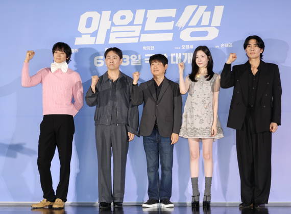 Movie Wild Sing Movie Wild Sing The stars of the new movie Wild Sing -- Kang Dong-won, Oh Jung-sae, Park Ji-hyun and Um Tae-goo (L to 2nd R) -- along with director Son Jae-gon (C) -- pose for a photo during a publicity event in Seoul on May 7, 2026, to promote the movie, set to hit local screens in South Korea on June 3. (Yonhap) 2026-05-08 10:05:11 < 1980-2026 YONHAPNEWS AGENCY. .> ¼­¿ïÆ¯º°½Ã EDITORIAL USE ONLY  Copyright: xx PYH2026050803160034400 YonhapxNewsx yonphotos252106