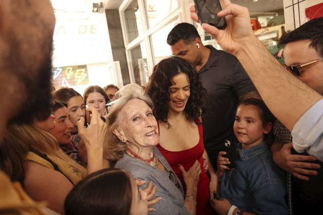 Rosalia with her fans in the streets of Seville, Friday, May 8, 2026 Cordon Press 