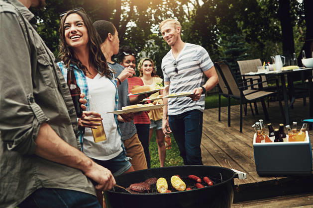 Its the weekend and you know what that means. a group of friends having a barbecue in the yard (License=RF) ,model released, Symbolfoto  Copyright: xZoonar.com KasperxRavlox 20207588 ,model released, Symbolfoto ,property released