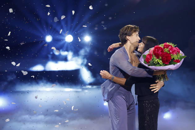 Athlete Joel Mattli surprises his mother Elfie with flowers at the ninth dance show of the 19th season of the RTL dance show Lets Dance at the Coloneum Cologne, 08 05 2026 NRW Germany Copyright: xChristophxHardtx