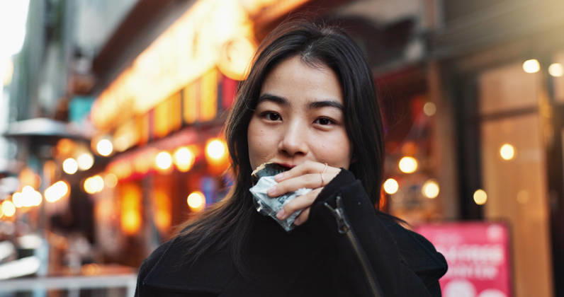 IMAGO Creative, Food, Japan, Onigiri Travel, eating and Asian woman with onigiri in the city on exploring vacation, adventure or holiday.Portrait, food and young female person enjoying a Japanese snack or meal in town on weekend trip (License=RF) ,model released, Symbolfoto  Copyright: xZoonar.com YurixArcursxpeopleimages.comx 21199947 ,model released, Symbolfoto ,property released