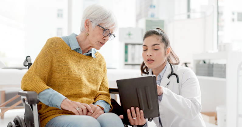 Tablet, results or doctor with old woman In wheelchair or consultation for healthcare in hospital clinic. Technology, appointment or medical worker talking to an elderly person with a disability. (License=RF) ,model released, Symbolfoto  Copyright: xZoonar.com YurixArcursxpeopleimages.comx 21671436 ,model released, Symbolfoto ,property released