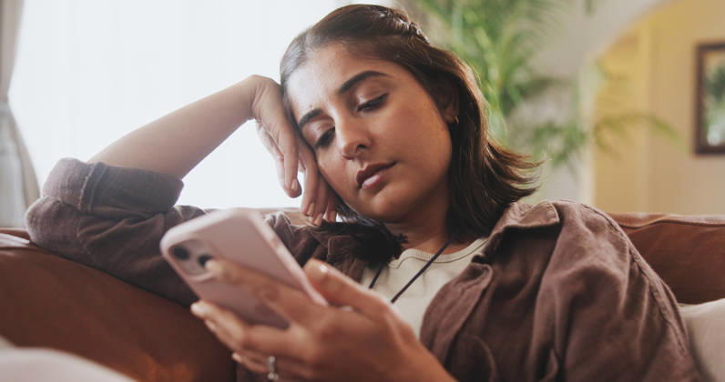 Home, relax and woman on couch, smartphone and typing with connection, social media or doom scrolling. Person, apartment or girl on sofa, cellphone or addiction with bad habit, network or digital app. (License=RF) ,model released, Symbolfoto Copyright: xZoonar.com YurixArcursxpeopleimages.comx 21793854 ,model released, Symbolfoto ,property released