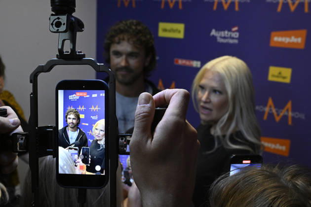 LKS 20260512 Finland s entry to the Eurovision Song Contest 2026, Pete Parkkonen (left) and Linda Lampenius during a press conference ahead of the first semifinal in Vienna, Austria on Monday, 12th of May, 2026. - HEIKKI SAUKKOMAA Wien Austria  Copyright: xHeikkixSaukkomaax UdDnMN5zTuc