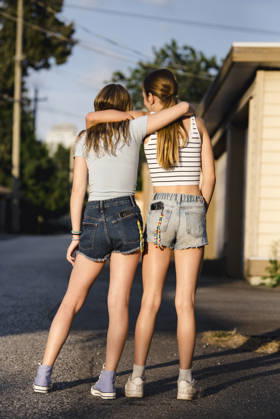 Long haired teen girls facing away in the summer Vancouver, British Columbia, Canada CR_RBEJVP260512-1999870-01 ,model released, Symbolfoto