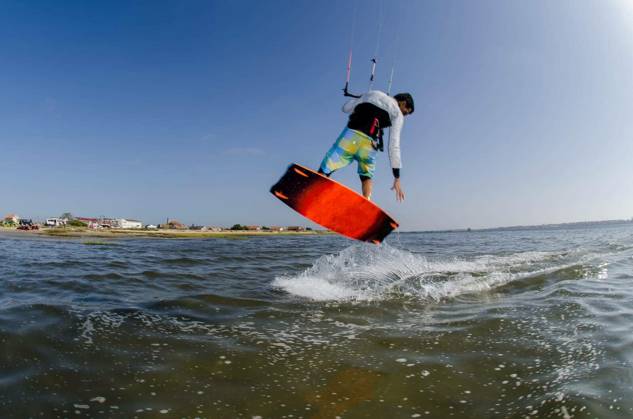 Kiteboarder flying over the water on a sunny day. model released Symbolfoto Copyright: xhomydesignx Panthermedia68785814.jpg