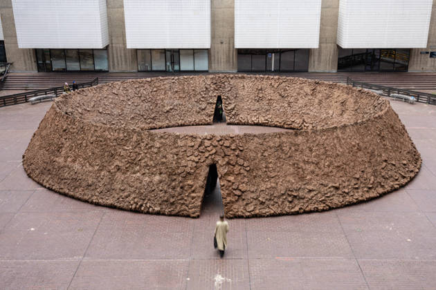 Delcy Morelos: origo at the Barbican Sculpture Court, London, UK 14 May 2026 origo, a monumental earthen sculpture by Colombian artist Delcy Morelos, on display at the Barbican Sculpture Court, London, UK, on 14 May 2026. The work spans roughly 24 x 18 metres and is hand-built with several tonnes of soil and aromatic spices including cinnamon and coffee, marking the first large-scale artistic commission in the Sculpture Court in ten years, on view from 15 May until 31 July 2026., Credit:Pete Speller Avalon Copyright: xPetexSpellerx xAvalonx 1098917656