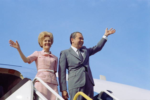 RECORD DATE NOT STATED President Richard Nixon and his wife Patricia Nixon depart on Air force One President Richard Nixon and his wife Patricia Nixon depart on Air force One the presidential plane circa 1973 Editorial use only. All other uses to be cleared with the copyright owner (World History Archive), in advance., WHA_098_0912.jpg, President Nixon; Patricia Nixon; Air Force One; presidential plane; departure; 1973; Richard Nixon; First Lady; political couple; historical; vintage; travel; United States; President and First Lady; American history; political leaders; government officials; jet plane; official trip; formal attire; waving; farewell; departure; boarding; aircraft; American presidency; 1970s; political figure; American politic Copyright: xWorldxHistoryxArchivex