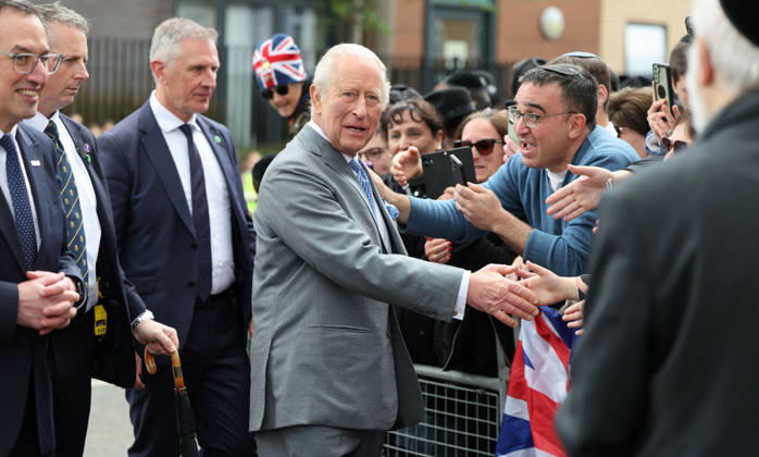 King Charles in Golders Green King Charles greets local residents in Golders Green in North London following the attack on Jewish residents., Credit:Richard Pohle PA ROTA - B68 Avalon Copyright: xRichardxPohlex xPAxROTAx-xB68x xAvalonx 1098932245