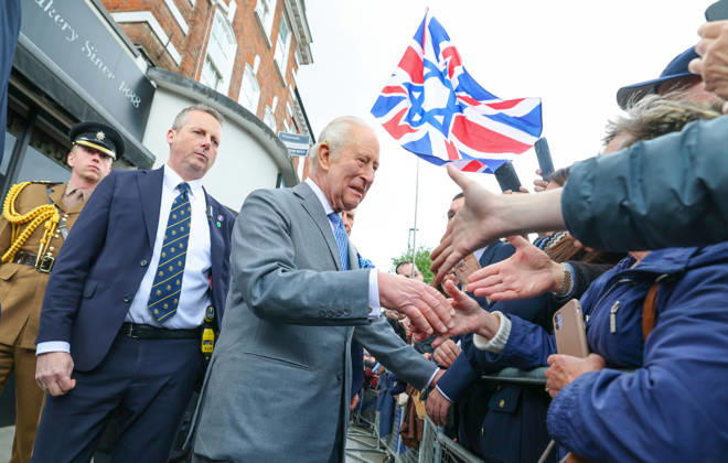 King Charles in Golders Green King Charles greets local residents in Golders Green in North London following the attack on Jewish residents., Credit:Richard Pohle PA ROTA - B68 Avalon Copyright: xRichardxPohlex xPAxROTAx-xB68x xAvalonx 1098932198