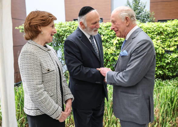 King Charles in Golders Green King Charles meets stabbing victim Michael Shine and his sister Doreen during a visit to a Jewish community centre in lGolders Green in North London following the attack on Jewish residents there two weeks ago, Credit:Richard Pohle PA ROTA - B68 Avalon Golders Green Copyright: xRichardxPohlex xPAxROTAx-xB68x xAvalonx 1098932284