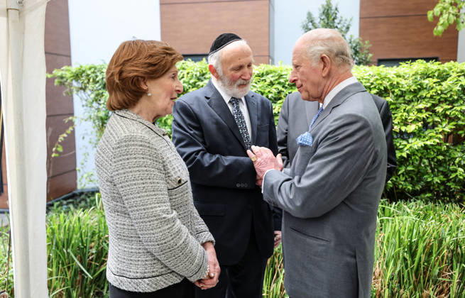 King Charles in Golders Green King Charles meets stabbing victim Michael Shine and his sister Doreen during a visit to a Jewish community centre in lGolders Green in North London following the attack on Jewish residents there two weeks ago, Credit:Richard Pohle PA ROTA - B68 Avalon Golders Green Copyright: xRichardxPohlex xPAxROTAx-xB68x xAvalonx 1098932295